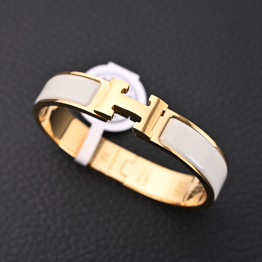 Hermes爱马仕 珐琅手镯 浅灰 区别市面版本, 拉丝工艺,珐琅与金属完美结合,全套正品专柜礼盒包装 #退换包装损坏扣20元。