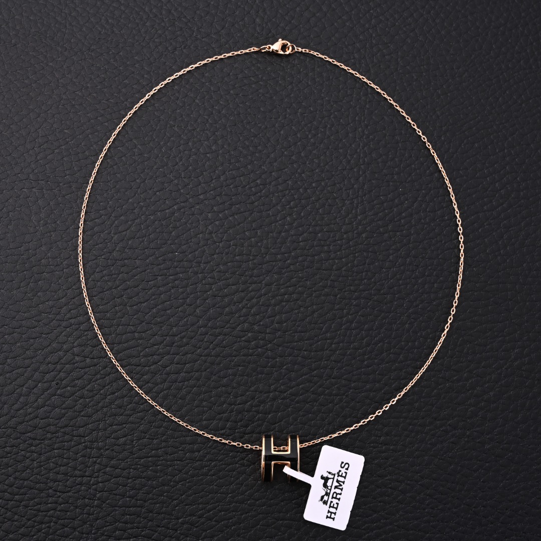 HERMES爱玛仕 “H”珐琅项链
#纯银镀18K金高版本
采用进口珐琅彩工艺, 主吊坠由黄铜打造,配合18K金涂层,全套正品专柜礼盒包装
#退换包装损坏扣20元。