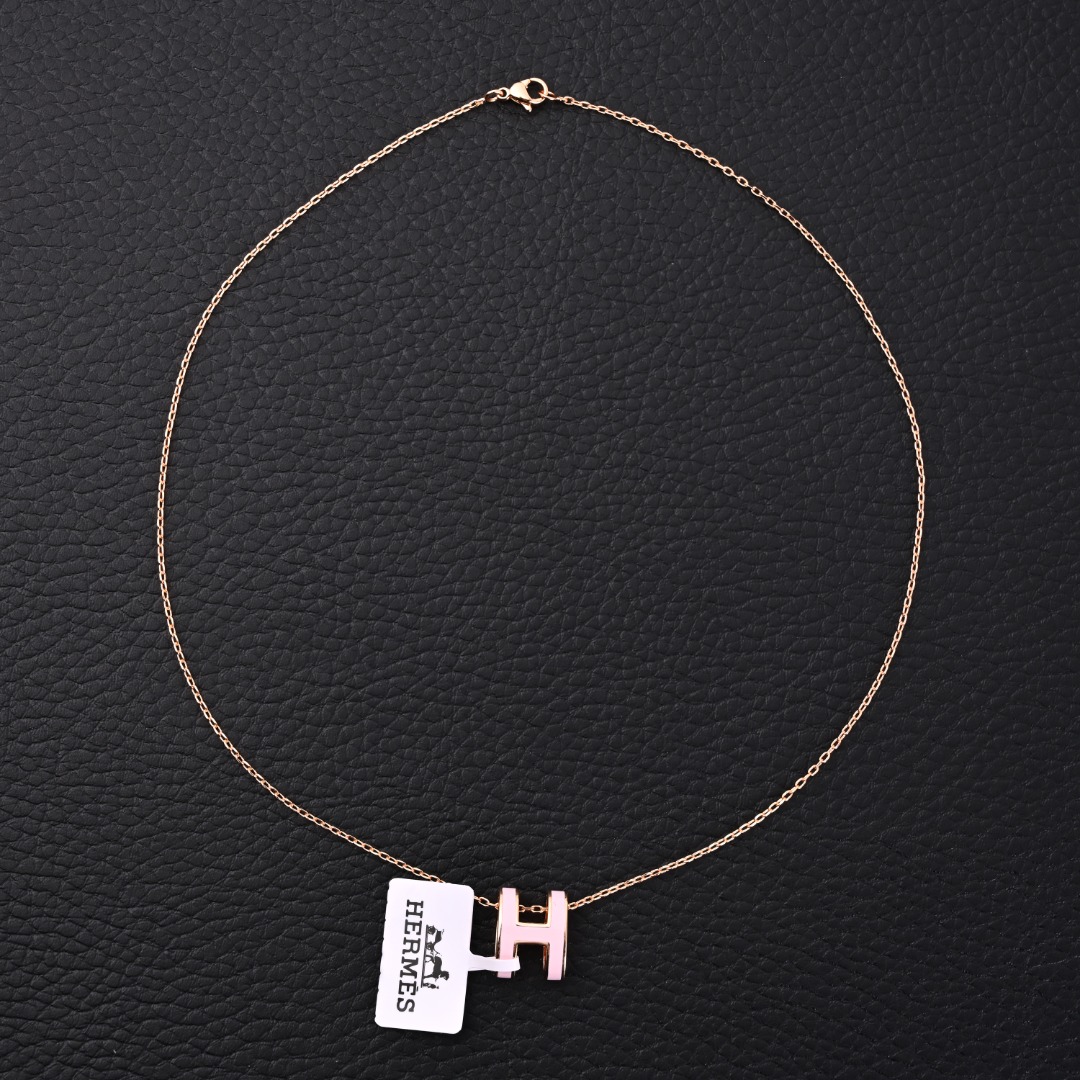 HERMES爱玛仕 “H”珐琅项链 浅粉
#纯银镀18K金高版本
采用进口珐琅彩工艺, 主吊坠由黄铜打造,配合18K金涂层,全套正品专柜礼盒包装
#退换包装损坏扣20元。