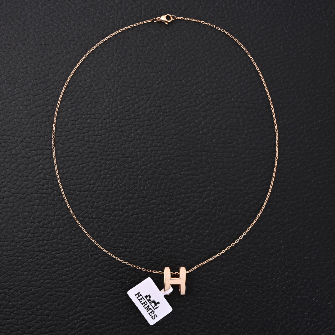 HERMES爱玛仕 “H”珐琅项链 浅灰
#纯银镀18K金高版本
采用进口珐琅彩工艺, 主吊坠由黄铜打造,配合18K金涂层,全套正品专柜礼盒包装
#退换包装损坏扣20元。