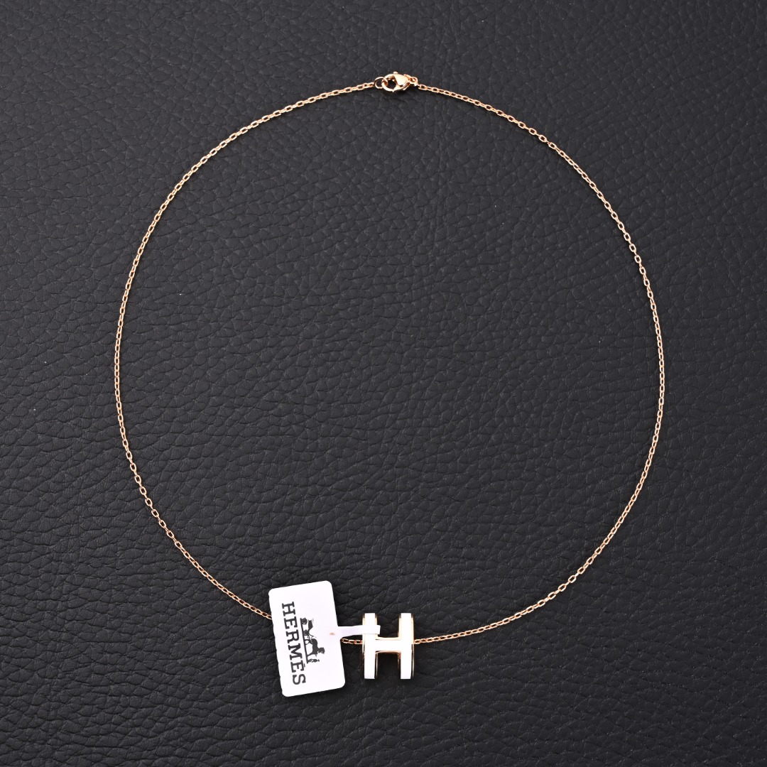 HERMES爱玛仕 “H”珐琅项链 白
#纯银镀18K金高版本
采用进口珐琅彩工艺, 主吊坠由黄铜打造,配合18K金涂层,全套正品专柜礼盒包装
#退换包装损坏扣20元。