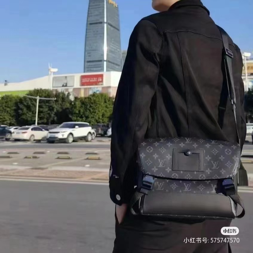 LOUIS VUITTON/路易威登LV Messenger PM Voyager 小号邮差包M40511 上身参考
LV包包