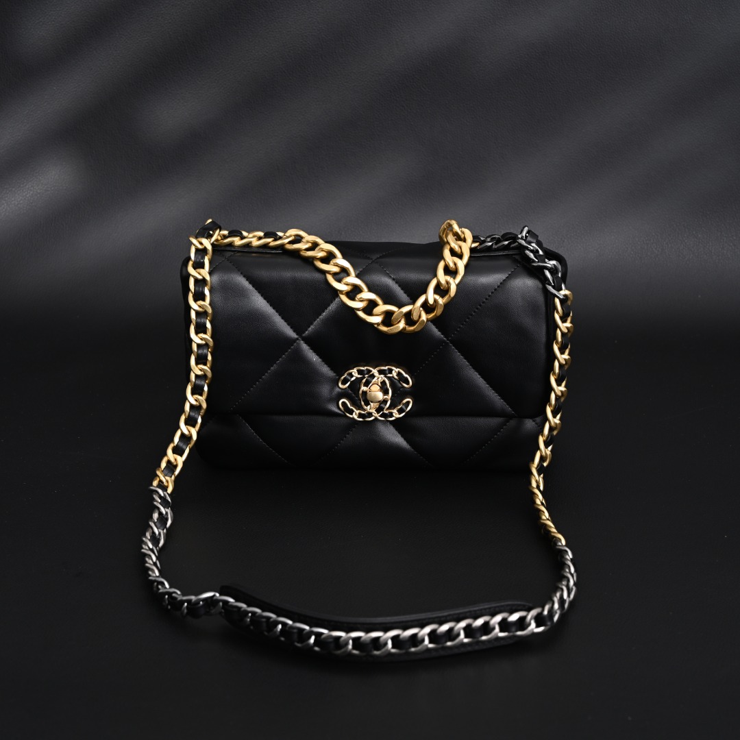 本地自取💰380
Chanel香奈儿 双C大logo大菱格金属链单肩包
#原单品质
Size: 26*16*9
香奈儿包包