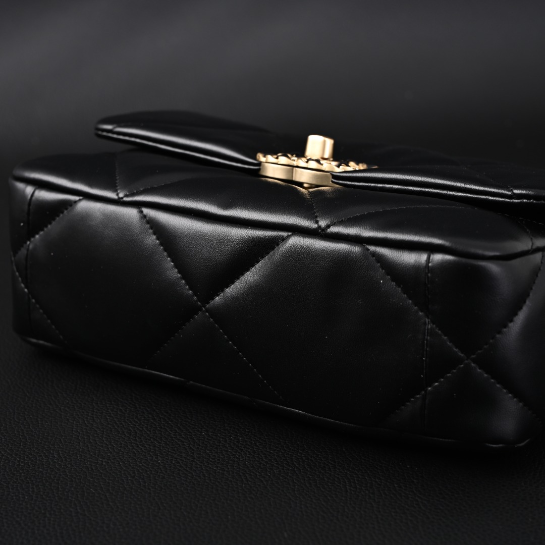 Chanel香奈儿 双C大logo大菱格金属链单肩包  细节展示
香奈儿包包