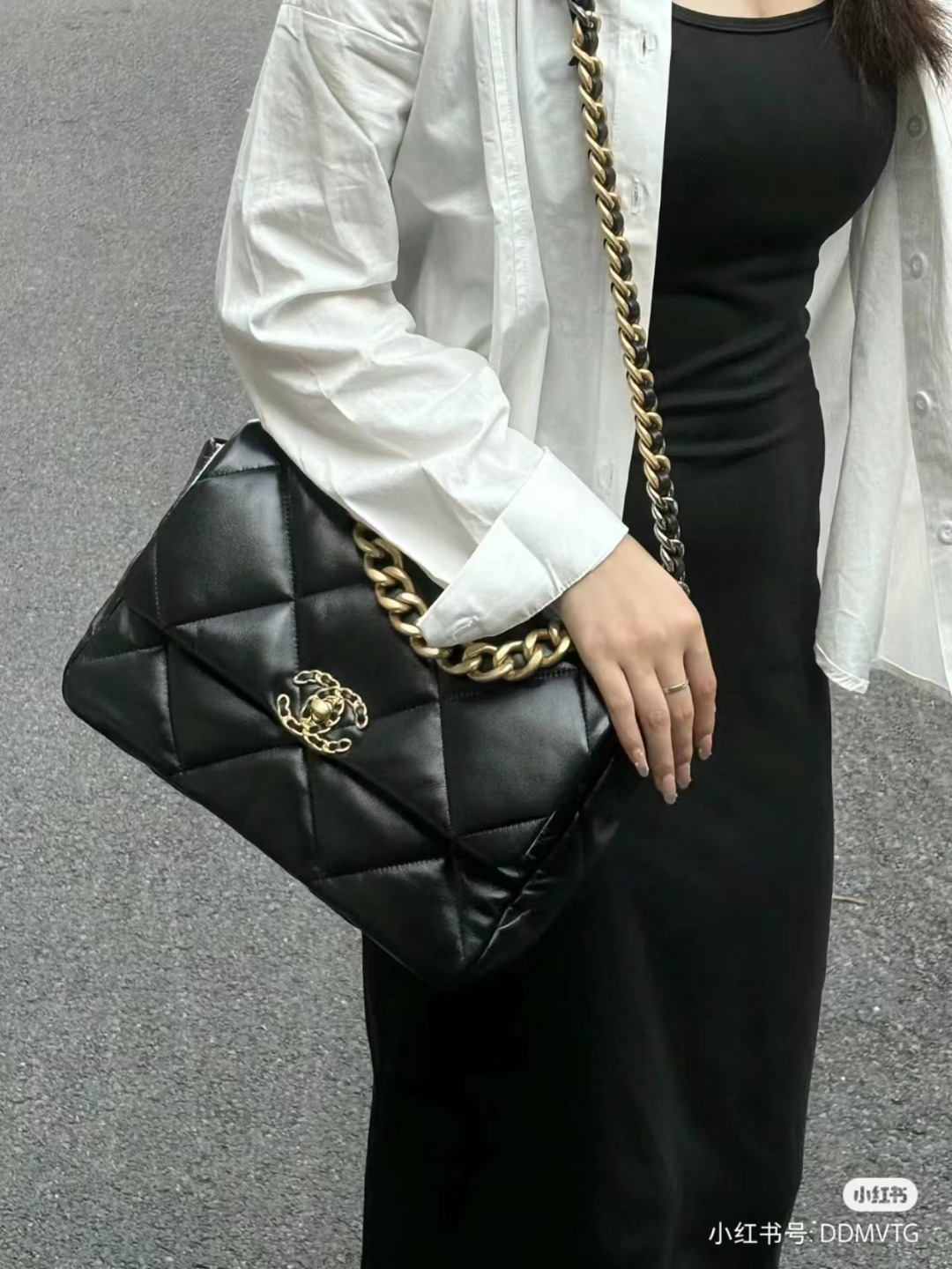 Chanel香奈儿 双C大logo大菱格金属链单肩包  上身参考
香奈儿包包