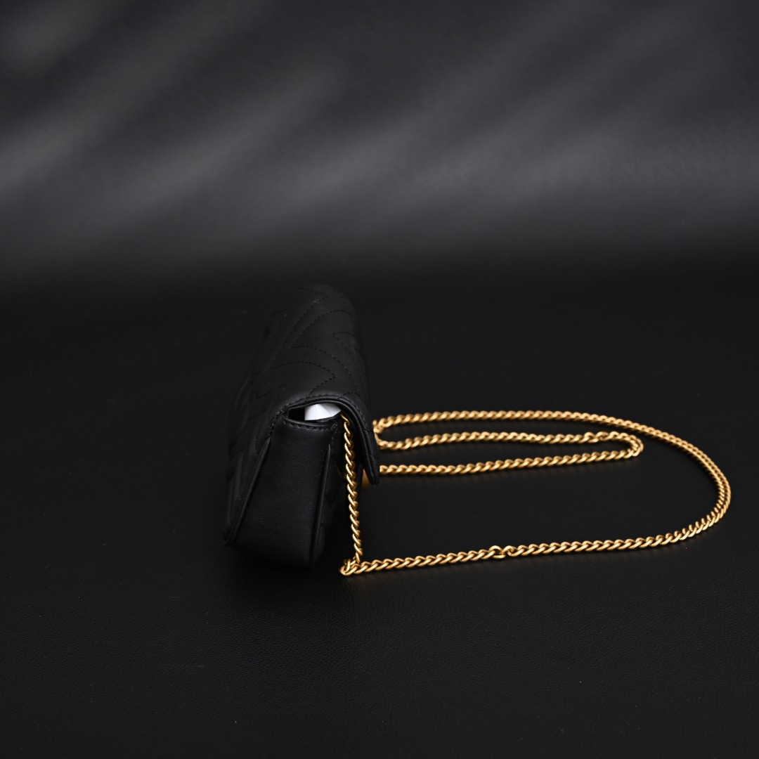 本地自取💰340
GUCCI古驰GUC GG Marmont MINI 超迷你马蒙链条包 
#原单品质
销量王本尊，黑色绝对是最受欢迎的颜色，不分季节不分场合，想怎么搭配就可以随你心意，黑色皮料更能透出原厂皮质感，金色五金黑色皮料简直就是灵魂搭配
Size：16.5*10*4.5
古驰包包