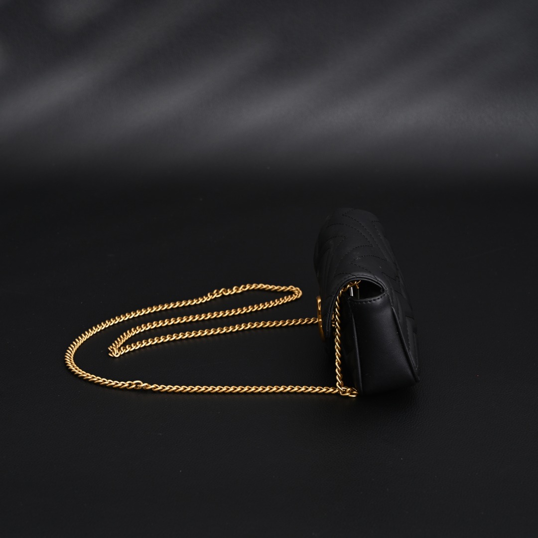 本地自取💰340
GUCCI古驰GUC GG Marmont MINI 超迷你马蒙链条包 
#原单品质
销量王本尊，黑色绝对是最受欢迎的颜色，不分季节不分场合，想怎么搭配就可以随你心意，黑色皮料更能透出原厂皮质感，金色五金黑色皮料简直就是灵魂搭配
Size：16.5*10*4.5
古驰包包