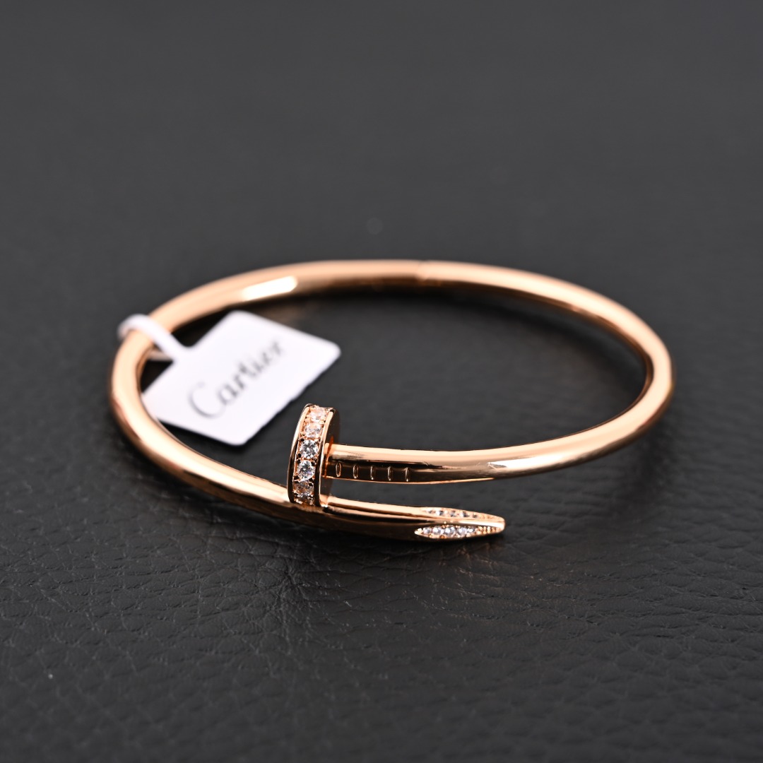 Cartier/卡地亚 Juste un Clou 头尾钻钉子手镯 头尾钻钉子手镯 CNC版本 玫金色 卡家钉子手镯之经典无需多言了 “简约、个性迷人” 保持原系列力量自由感输出的同时，更深谙时髦叠戴 搭配各系手链，展现不一样的你。 v金材质制作，工艺细腻，细节完美 Size：17# 19# 卡地亚手镯