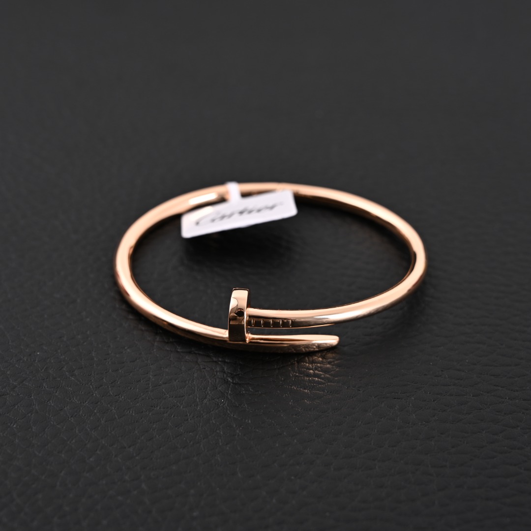 Cartier/卡地亚 Juste un Clou 无钻钉子手镯 无钻钉子手镯 CNC版本 玫金色 卡家钉子手镯之经典无需多言了 “简约、个性迷人” 保持原系列力量自由感输出的同时，更深谙时髦叠戴 搭配各系手链，展现不一样的你。 v金材质制作，工艺细腻，细节完美 Size：17# 19# 卡地亚手镯