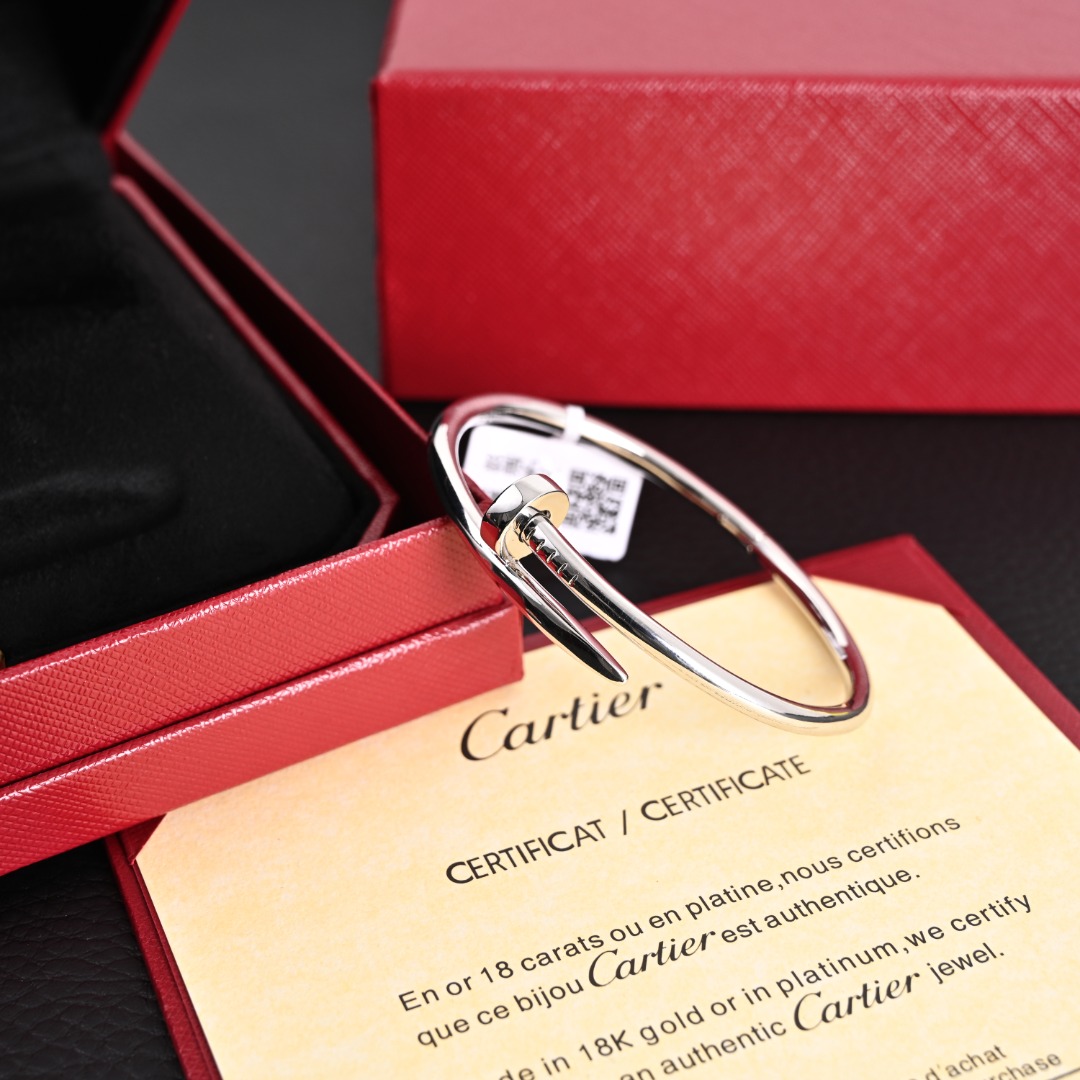 Cartier/卡地亚 Juste un Clou 无钻钉子手镯 附包装
卡地亚手镯