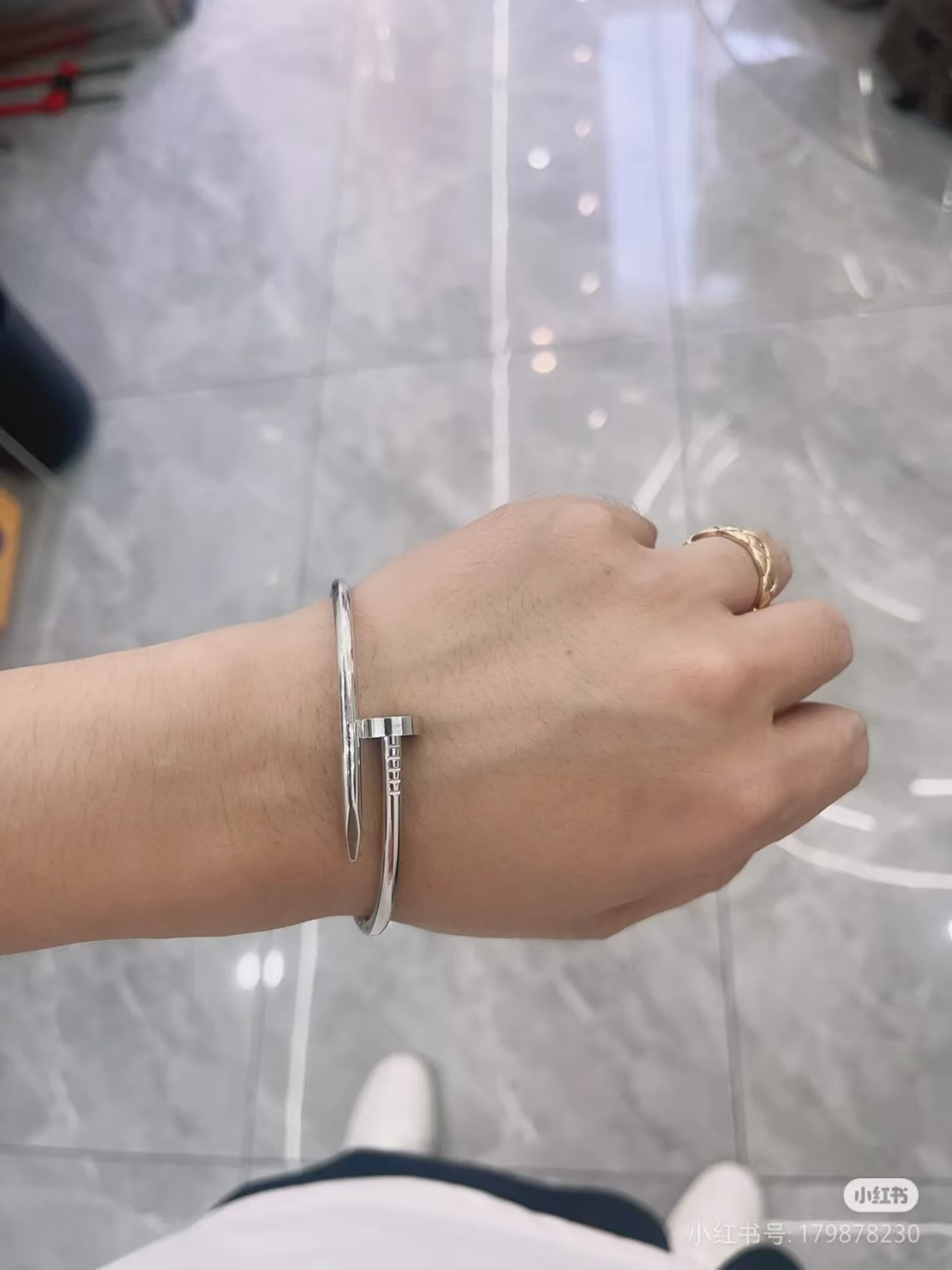 Cartier/卡地亚 Juste un Clou 无钻钉子手镯  上身参考
卡地亚手镯