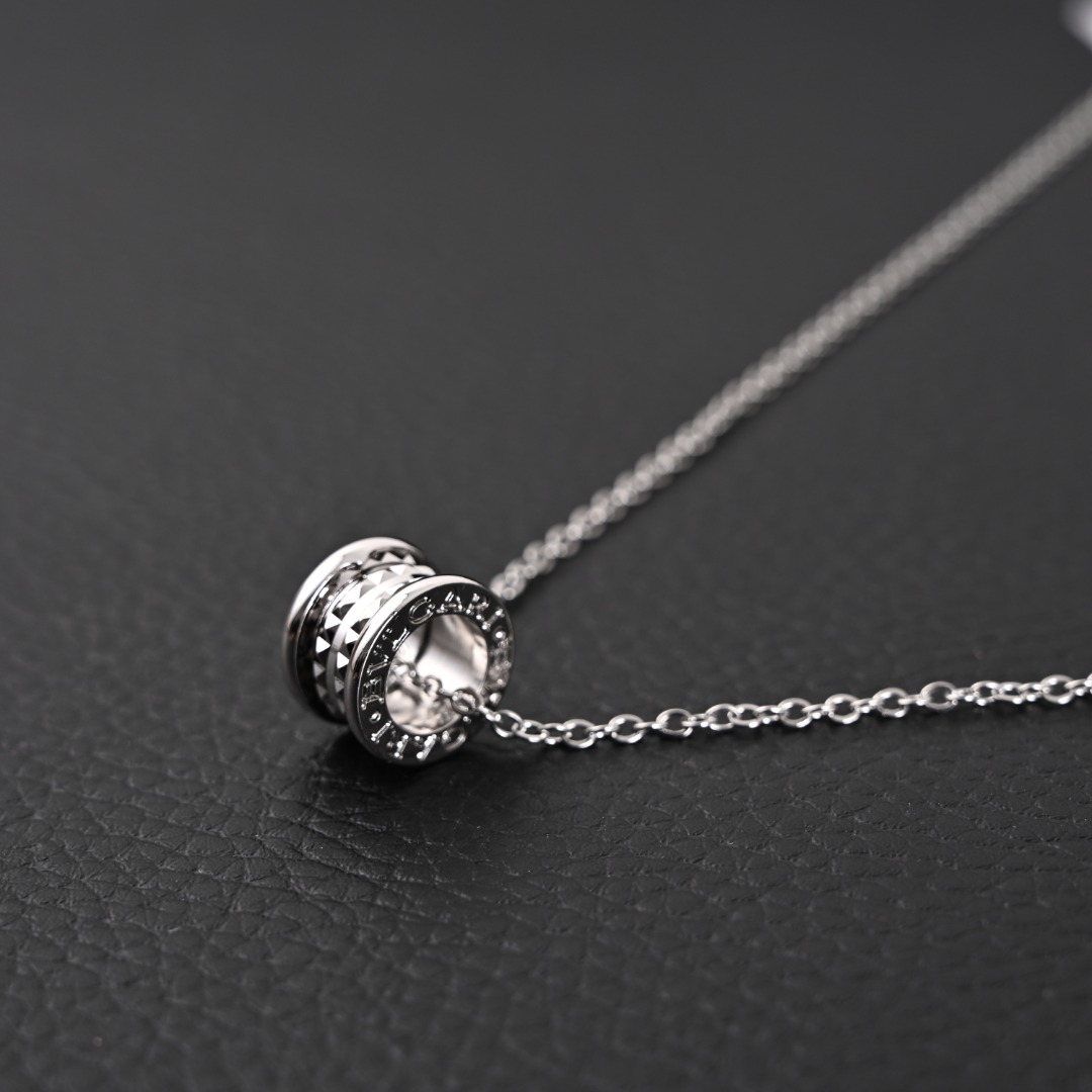 BVLOARI宝格丽 小红人铆钉项链
高品质 ❤️宝格丽小红人铆钉项链，专柜同步更新 BVLGARI 同款1:1出模，刻原版字印😘以独特风格重新诠释了Bvlgari最著名的创意设计 精致不失华美 👏👏