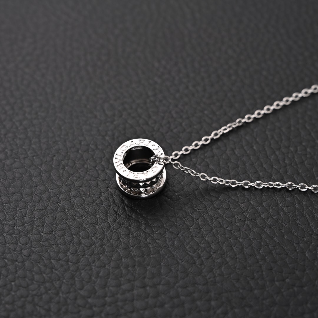 BVLOARI宝格丽 小红人铆钉项链
高品质 ❤️宝格丽小红人铆钉项链，专柜同步更新 BVLGARI 同款1:1出模，刻原版字印😘以独特风格重新诠释了Bvlgari最著名的创意设计 精致不失华美 👏👏