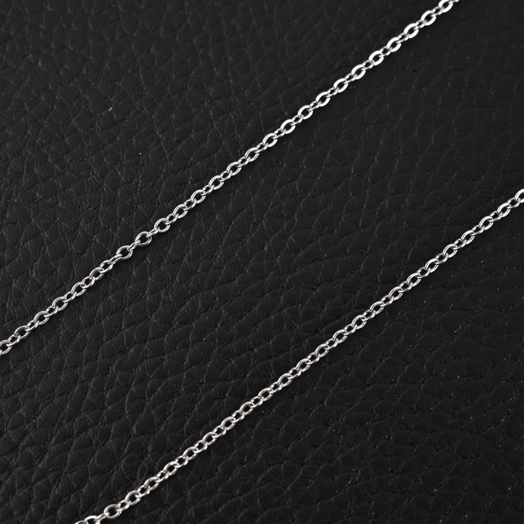 BVLOARI宝格丽 小红人铆钉项链
高品质 ❤️宝格丽小红人铆钉项链，专柜同步更新 BVLGARI 同款1:1出模，刻原版字印😘以独特风格重新诠释了Bvlgari最著名的创意设计 精致不失华美 👏👏