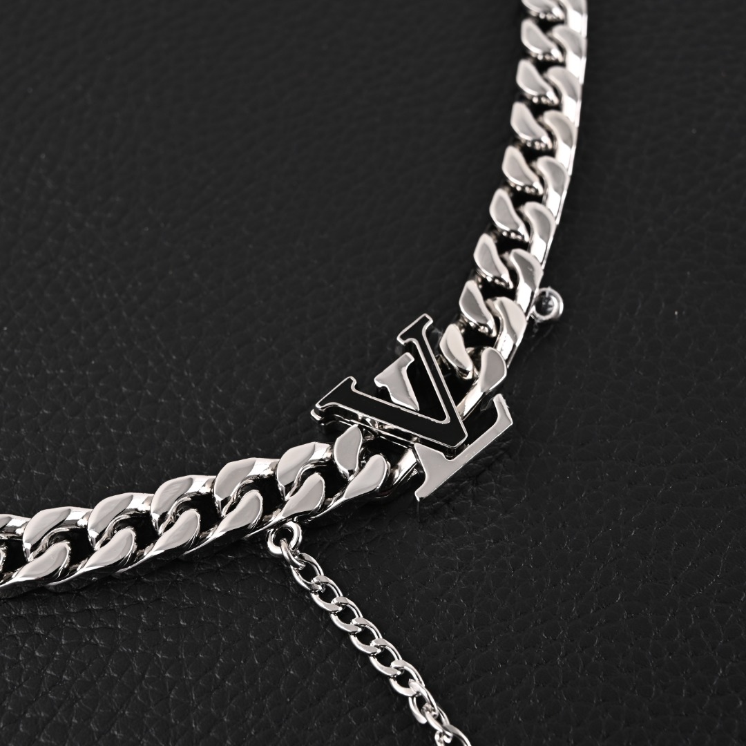 LOUIS VUITTON/路易威登LV 王鹤棣同款 黑色珐琅古巴银色项链
注意:防伪扣拆除不退换!配:专柜全套包装(如图👇)
LV SPIKE 项链是路易威登(Louis Vuitton)推出的一款时尚珠宝,属于LV的Spike系列。该系列以其独特的设计和精致的工艺而闻名,通常结合了金属和LV标志性的元素,展现出奢华与现代感。LV SPIKE 项链-编码:M01383-官网在售价¥12,700RMB,LV Spike 项链出自路易威登崭新男士珠宝系列,以 钛钢塑造粗犷链条,再为工致固定链融入珐琅 LV 钩扣,成就日常造型的摩登之选。
材质:钛钢
尺寸:52cm