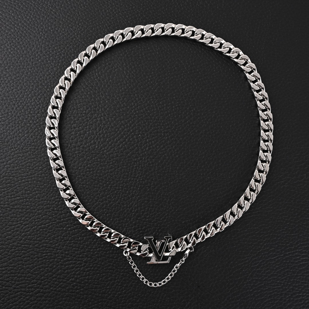 LOUIS VUITTON/路易威登LV 王鹤棣同款 黑色珐琅古巴银色项链
注意:防伪扣拆除不退换!配:专柜全套包装(如图👇)
LV SPIKE 项链是路易威登(Louis Vuitton)推出的一款时尚珠宝,属于LV的Spike系列。该系列以其独特的设计和精致的工艺而闻名,通常结合了金属和LV标志性的元素,展现出奢华与现代感。LV SPIKE 项链-编码:M01383-官网在售价¥12,700RMB,LV Spike 项链出自路易威登崭新男士珠宝系列,以 钛钢塑造粗犷链条,再为工致固定链融入珐琅 LV 钩扣,成就日常造型的摩登之选。
材质:钛钢
尺寸:52cm