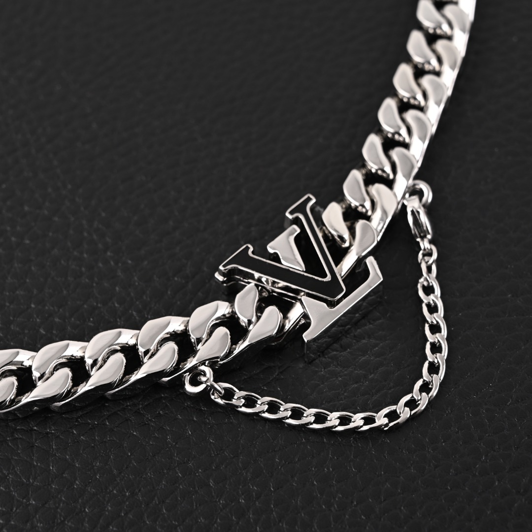 LOUIS VUITTON/路易威登LV 王鹤棣同款 黑色珐琅古巴银色项链
注意:防伪扣拆除不退换!配:专柜全套包装(如图👇)
LV SPIKE 项链是路易威登(Louis Vuitton)推出的一款时尚珠宝,属于LV的Spike系列。该系列以其独特的设计和精致的工艺而闻名,通常结合了金属和LV标志性的元素,展现出奢华与现代感。LV SPIKE 项链-编码:M01383-官网在售价¥12,700RMB,LV Spike 项链出自路易威登崭新男士珠宝系列,以 钛钢塑造粗犷链条,再为工致固定链融入珐琅 LV 钩扣,成就日常造型的摩登之选。
材质:钛钢
尺寸:52cm