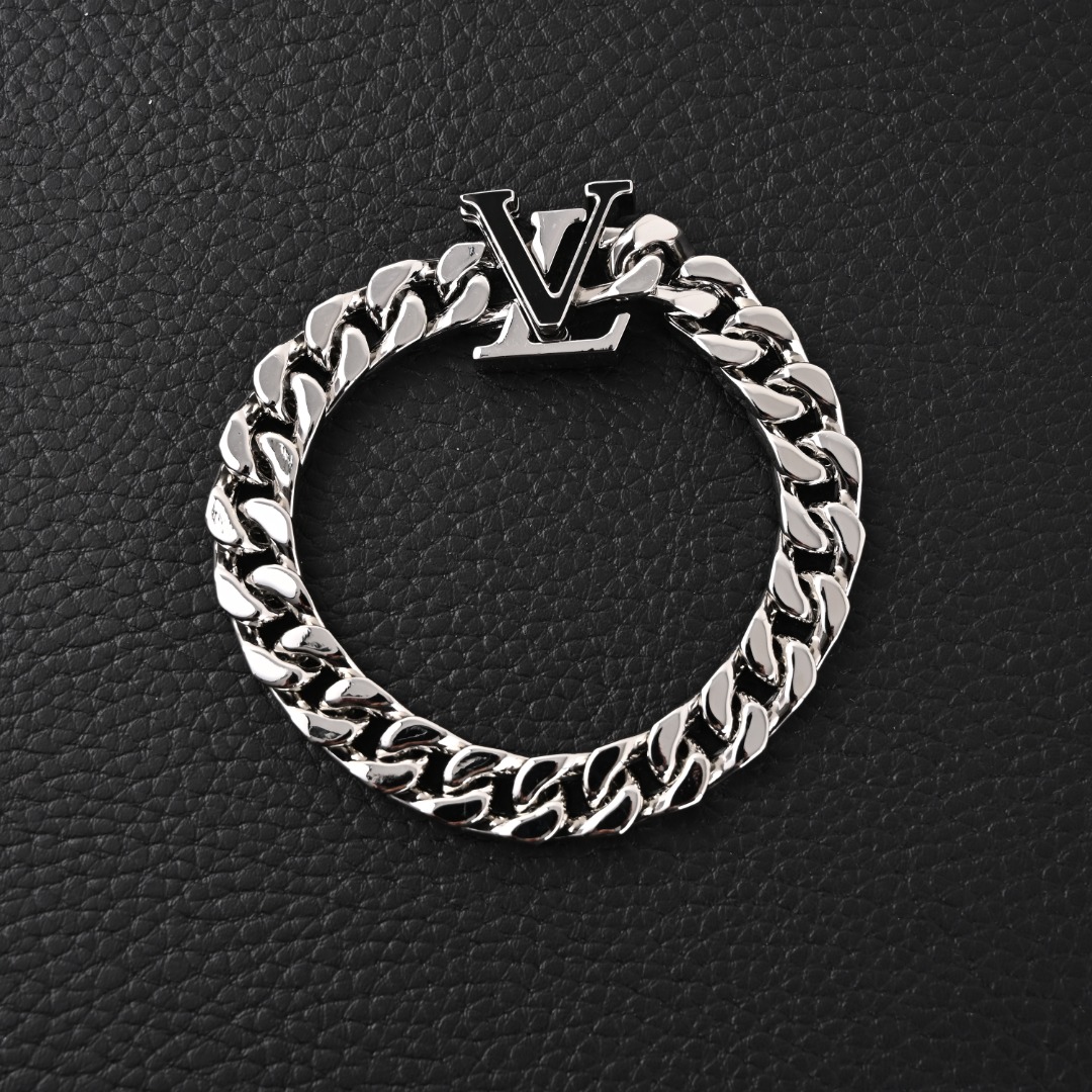 LOUIS VUITTON/路易威登LV 王鹤棣同款 黑色珐琅古巴银色手链
注意:防伪扣拆除不退换! 配:专柜全套包装(如图👇)
LV SPIKE 手链是路易威登(Louis Vuitton)推出的一款时尚珠宝,属于LV的Spike系列。该系列以其独特的设计和精致的工艺而闻名,通常结合了金属和LV标志性的元素,展现出奢华与现代感。LV SPIKE 项链-编码:M01382-官网在售价¥8,700RMB,LV Spike 项链出自路易威登崭新男士珠宝系列,以 钛钢塑造粗犷链条,再为工致固定链融入珐琅 LV 钩扣,成就日常造型的摩登之选。
材质:钛钢
尺寸:22cm