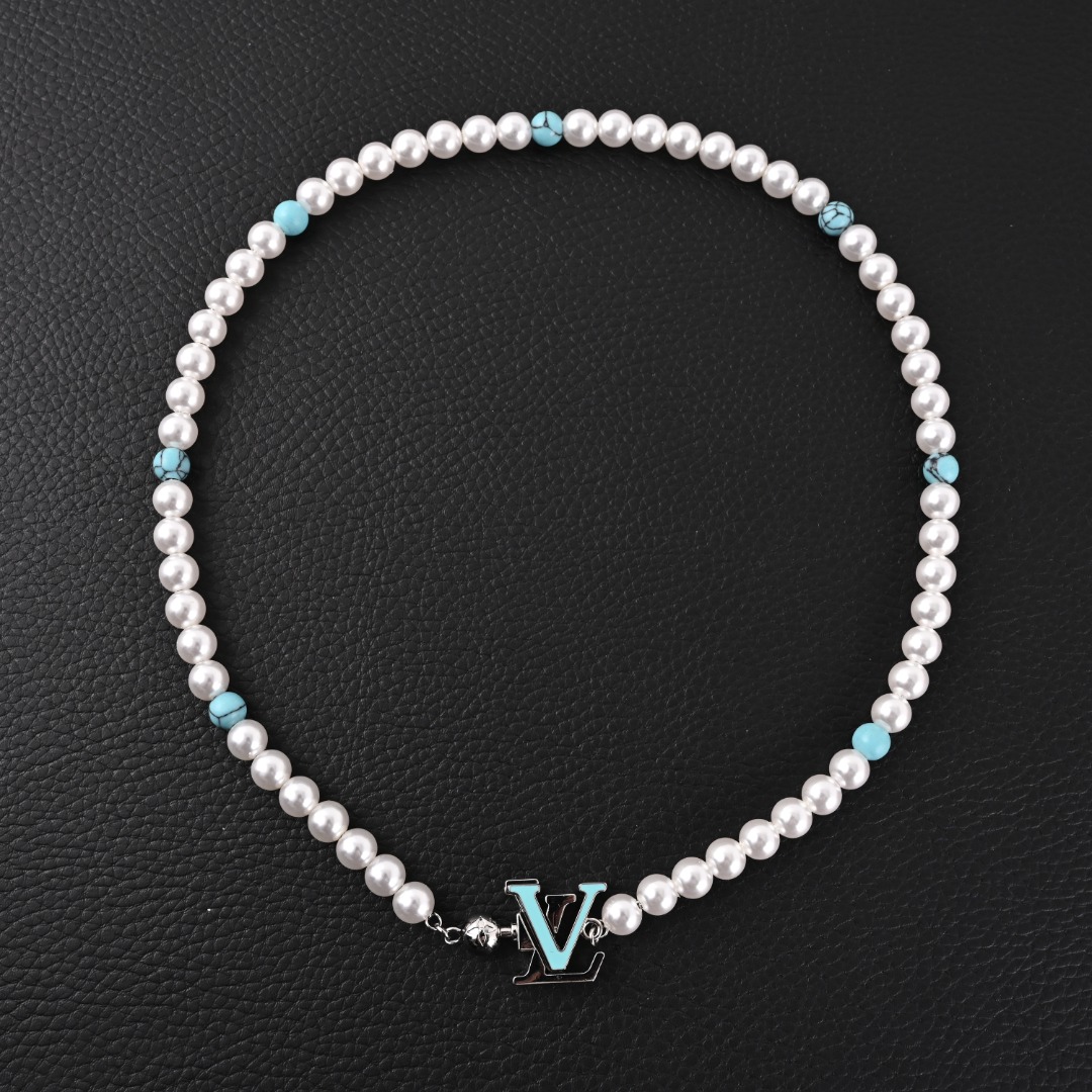 LOUIS VUITTON/路易威登LV 绿松石徽标字母金属手链-男款
当季新款-TURQUOISE RODEO 项链-编码:M1154A-官网在售价¥7,200RMB,Turquoise Rodeo 手链致敬美国原住民社区,呼应 Pharrell Williams 宣示的 2024 秋冬时装秀主题。绿松石串珠邂逅施华洛世奇珠饰,LV 按式钩扣和 Monogram 花卉装饰升级优雅格调。可搭配 Turquoise 系列的其他设计,彰显当季西部丹迪美学。
绿松石 / 施华洛世奇珠饰 / 黄铜金属件-意大利制造
颜色:白色/蓝色
尺寸:22cm
配:专柜全套包装(如图👇👇👇)