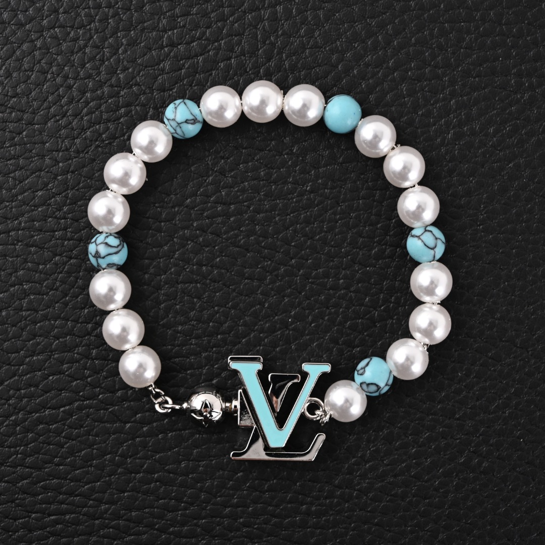LOUIS VUITTON 绿松石徽标字母金属手链-男款
当季新款-TURQUOISE RODEO 手链-编码:M1154A-官网在售价¥7,200RMB,Turquoise Rodeo 手链致敬美国原住民社区,呼应 Pharrell Williams 宣示的 2024 秋冬时装秀主题。绿松石串珠邂逅施华洛世奇珠饰,LV 按式钩扣和 Monogram 花卉装饰升级优雅格调。可搭配 Turquoise 系列的其他设计,彰显当季西部丹迪美学。
绿松石 / 施华洛世奇珠饰 / 黄铜金属件-意大利制造
颜色白色/蓝色
尺寸:22cm
配:专柜全套包装(如图👇👇👇)
