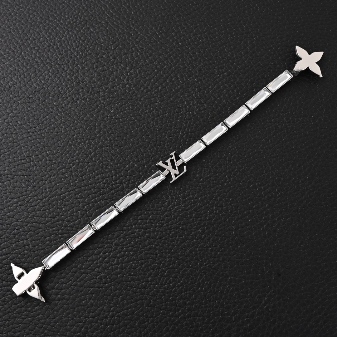 LOUIS VUITTON/路易威登LV 锆石白水晶手链
LV REFLECT 手链-编码:M0984-官网在售价¥6,950RMB,LV Reflect 手链依托精湛匠艺,将方形切割合成立方氧化锆镶嵌于拉丝金属链条,以抛光链环彼此相连。LV 字母彰显品牌格调,Monogram 花卉钩扣实现稳固体验,可为任意造型注入俊逸风范。
金属-合成立方氧化锆-意大利制造!
尺寸:22cm L码
配:专柜全套包装(如图👇👇👇)