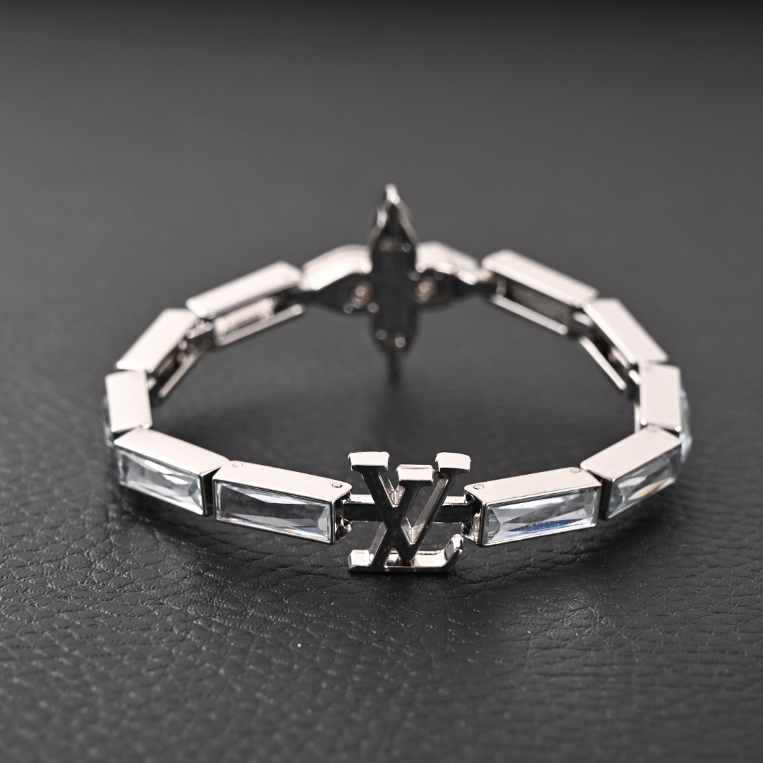 LOUIS VUITTON/路易威登LV 锆石白水晶手链
LV REFLECT 手链-编码:M0984-官网在售价¥6,950RMB,LV Reflect 手链依托精湛匠艺,将方形切割合成立方氧化锆镶嵌于拉丝金属链条,以抛光链环彼此相连。LV 字母彰显品牌格调,Monogram 花卉钩扣实现稳固体验,可为任意造型注入俊逸风范。
金属-合成立方氧化锆-意大利制造!
尺寸:22cm L码
配:专柜全套包装(如图👇👇👇)