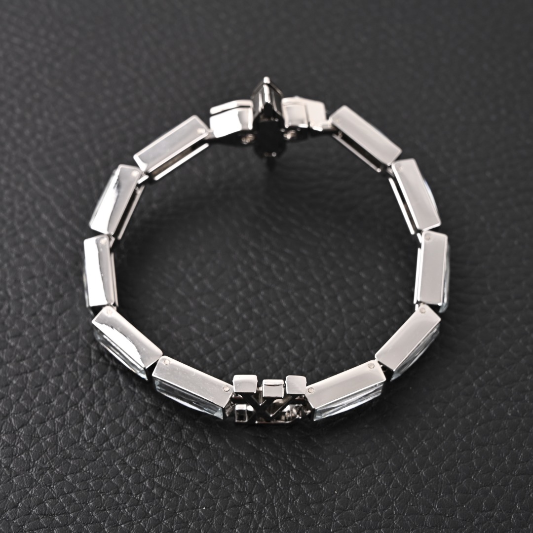 LOUIS VUITTON/路易威登LV 锆石白水晶手链
LV REFLECT 手链-编码:M0984-官网在售价¥6,950RMB,LV Reflect 手链依托精湛匠艺,将方形切割合成立方氧化锆镶嵌于拉丝金属链条,以抛光链环彼此相连。LV 字母彰显品牌格调,Monogram 花卉钩扣实现稳固体验,可为任意造型注入俊逸风范。
金属-合成立方氧化锆-意大利制造!
尺寸:22cm L码
配:专柜全套包装(如图👇👇👇)