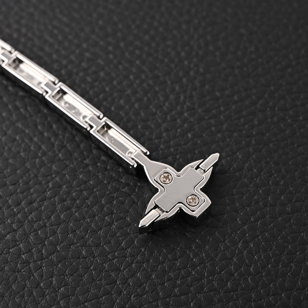 LOUIS VUITTON/路易威登LV 锆石白水晶手链
LV REFLECT 手链-编码:M0984-官网在售价¥6,950RMB,LV Reflect 手链依托精湛匠艺,将方形切割合成立方氧化锆镶嵌于拉丝金属链条,以抛光链环彼此相连。LV 字母彰显品牌格调,Monogram 花卉钩扣实现稳固体验,可为任意造型注入俊逸风范。
金属-合成立方氧化锆-意大利制造!
尺寸:22cm L码
配:专柜全套包装(如图👇👇👇)