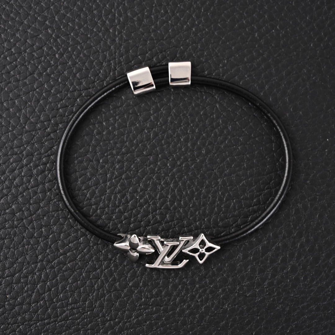 LOUIS VUITTON/路易威登LV 黑色经典ICONIC皮革手镯
这款细细的手绳真的是四季必备的呀!经典品牌logo字母+不锈钢扣子的搭配,简约又档次!细细的皮绳夏天佩戴也不会显的累赘,有光泽度的金属点缀,简约时髦感一涌而出~款式干练简单但是超精致!!!帅气中性风,男女都可。作为情侣款也是不错的选择哟!送礼纠结送什么的时候就可以毫不犹豫选择这款,这是一款集齐万人宠爱的手绳。炒鸡性价比!掌柜严选推荐!!
长度:可调,
配:全套包装如图👇👇👇