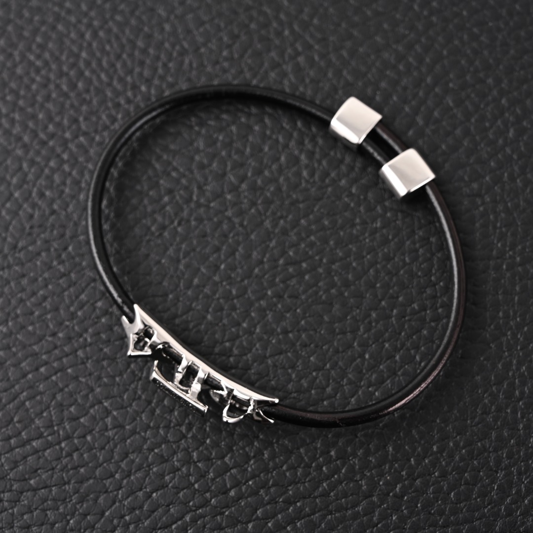 LOUIS VUITTON/路易威登LV 黑色经典ICONIC皮革手镯
这款细细的手绳真的是四季必备的呀!经典品牌logo字母+不锈钢扣子的搭配,简约又档次!细细的皮绳夏天佩戴也不会显的累赘,有光泽度的金属点缀,简约时髦感一涌而出~款式干练简单但是超精致!!!帅气中性风,男女都可。作为情侣款也是不错的选择哟!送礼纠结送什么的时候就可以毫不犹豫选择这款,这是一款集齐万人宠爱的手绳。炒鸡性价比!掌柜严选推荐!!
长度:可调,
配:全套包装如图👇👇👇