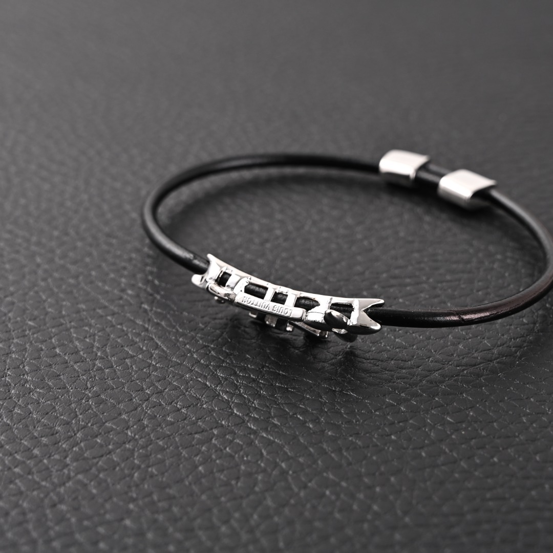 LOUIS VUITTON/路易威登LV 黑色经典ICONIC皮革手镯
这款细细的手绳真的是四季必备的呀!经典品牌logo字母+不锈钢扣子的搭配,简约又档次!细细的皮绳夏天佩戴也不会显的累赘,有光泽度的金属点缀,简约时髦感一涌而出~款式干练简单但是超精致!!!帅气中性风,男女都可。作为情侣款也是不错的选择哟!送礼纠结送什么的时候就可以毫不犹豫选择这款,这是一款集齐万人宠爱的手绳。炒鸡性价比!掌柜严选推荐!!
长度:可调,
配:全套包装如图👇👇👇