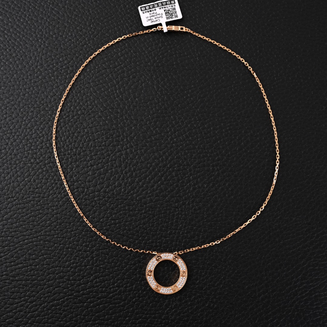 Cartier/卡地亚 满钻大饼项链
love系列大饼项链⭕很好搭配衣服，超级大气的款式[赞R]百看不厌、越看越爱❤️两面可以戴呀！【卡地亚光面LOVE大圆饼项链】重磅出炉！有厚度有分量！
【V金高品质➕厚金电镀】love系列不管是手镯戒指还是项链，边缘的棱角一定是分明的不得了，甚至用手去摩擦会有一丢丢锋利感！项链的螺丝面刻痕非常多而且深邃，很难拿捏，只有采用CNC精雕出来的效果才是最对版的。扣子也是这款的经典所在，按压一下突出的鹿头拨开即可打开！
卡地亚项链
