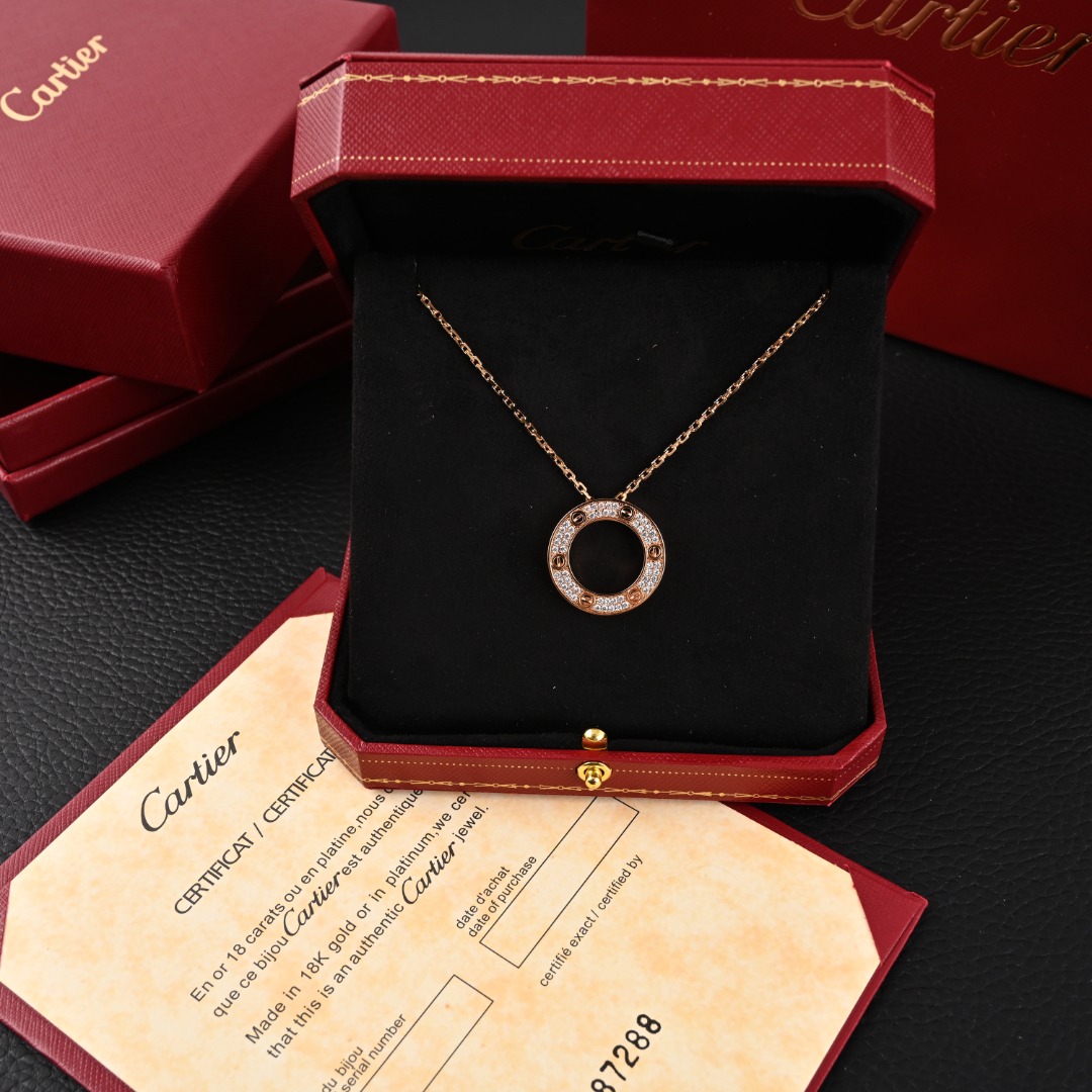 Cartier/卡地亚 满钻大饼项链 附包装
卡地亚项链