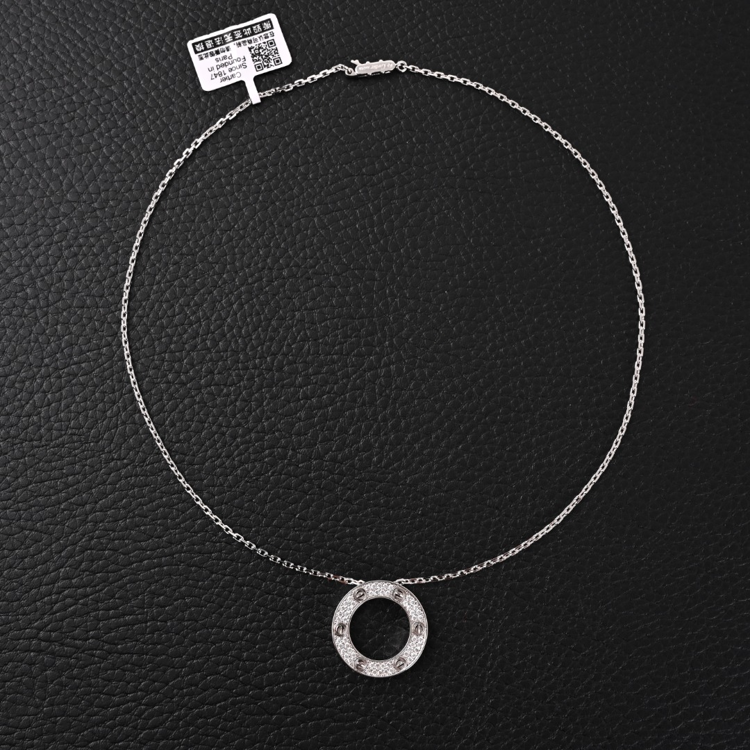 Cartier/卡地亚 满钻大饼项链 love系列大饼项链⭕很好搭配衣服，超级大气的款式[赞R]百看不厌、越看越爱❤️两面可以戴呀！【卡地亚光面LOVE大圆饼项链】重磅出炉！有厚度有分量！ 【V金高品质➕厚金电镀】love系列不管是手镯戒指还是项链，边缘的棱角一定是分明的不得了，甚至用手去摩擦会有一丢丢锋利感！项链的螺丝面刻痕非常多而且深邃，很难拿捏，只有采用CNC精雕出来的效果才是最对版的。扣子也是这款的经典所在，按压一下突出的鹿头拨开即可打开！ 卡地亚项链