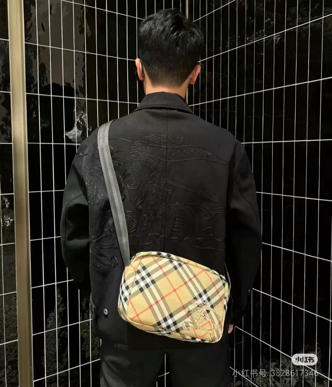 BURBERRY巴宝莉BBR 新款菱格纹战马相机包单肩包拷包 上身参考
巴宝莉包包
