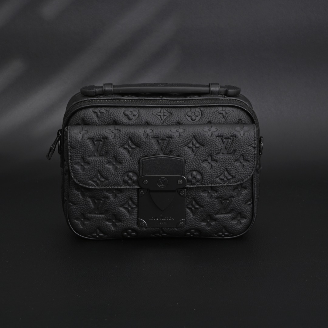 本地自取💰400
LOUIS VUITTON路易威登LV S Lock邮差包磁扣宽肩带斜挎包M58489
本款 S Lock 邮差包M58489压花 Monogram Macassar 帆布制成,全新锁扣以 Georges Vuitton 于 1886 年设计的硬箱锁扣为灵感打造。特殊整饰工艺为此磁吸金属锁扣赋予醒目摩登姿彩。另配空间充裕的拉链隔层、硬箱风格皮质手柄以及 LV 标识肩带,时尚有型,易于使用。
Size:22*18*8
LV包包