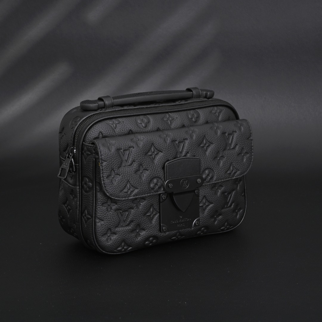 本地自取💰400
LOUIS VUITTON路易威登LV S Lock邮差包磁扣宽肩带斜挎包M58489
本款 S Lock 邮差包M58489压花  Monogram Macassar 帆布制成，全新锁扣以 Georges Vuitton 于 1886 年设计的硬箱锁扣为灵感打造。特殊整饰工艺为此磁吸金属锁扣赋予醒目摩登姿彩。另配空间充裕的拉链隔层、硬箱风格皮质手柄以及 LV 标识肩带，时尚有型，易于使用。
Size：22*18*8
LV包包