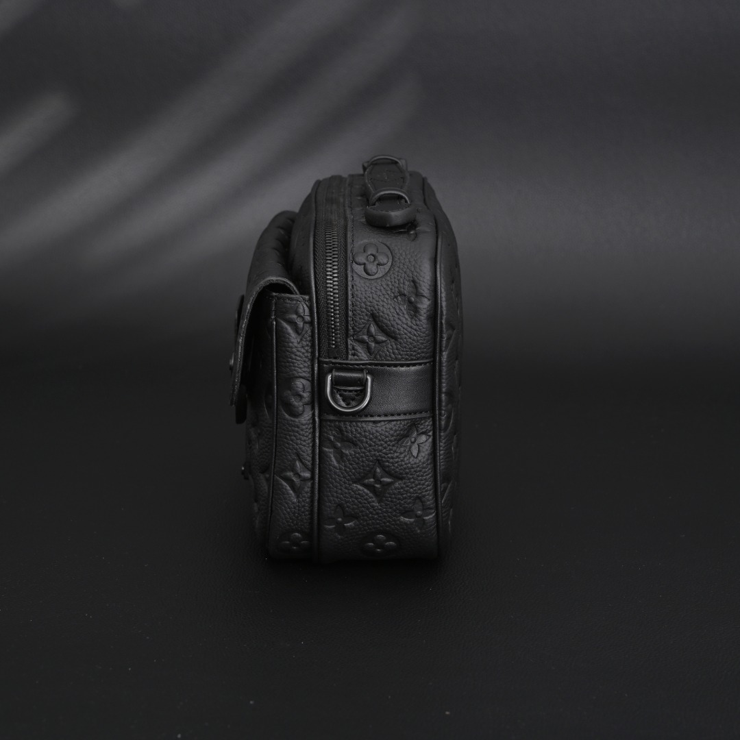 本地自取💰400
LOUIS VUITTON路易威登LV S Lock邮差包磁扣宽肩带斜挎包M58489
本款 S Lock 邮差包M58489压花 Monogram Macassar 帆布制成,全新锁扣以 Georges Vuitton 于 1886 年设计的硬箱锁扣为灵感打造。特殊整饰工艺为此磁吸金属锁扣赋予醒目摩登姿彩。另配空间充裕的拉链隔层、硬箱风格皮质手柄以及 LV 标识肩带,时尚有型,易于使用。
Size:22*18*8
LV包包