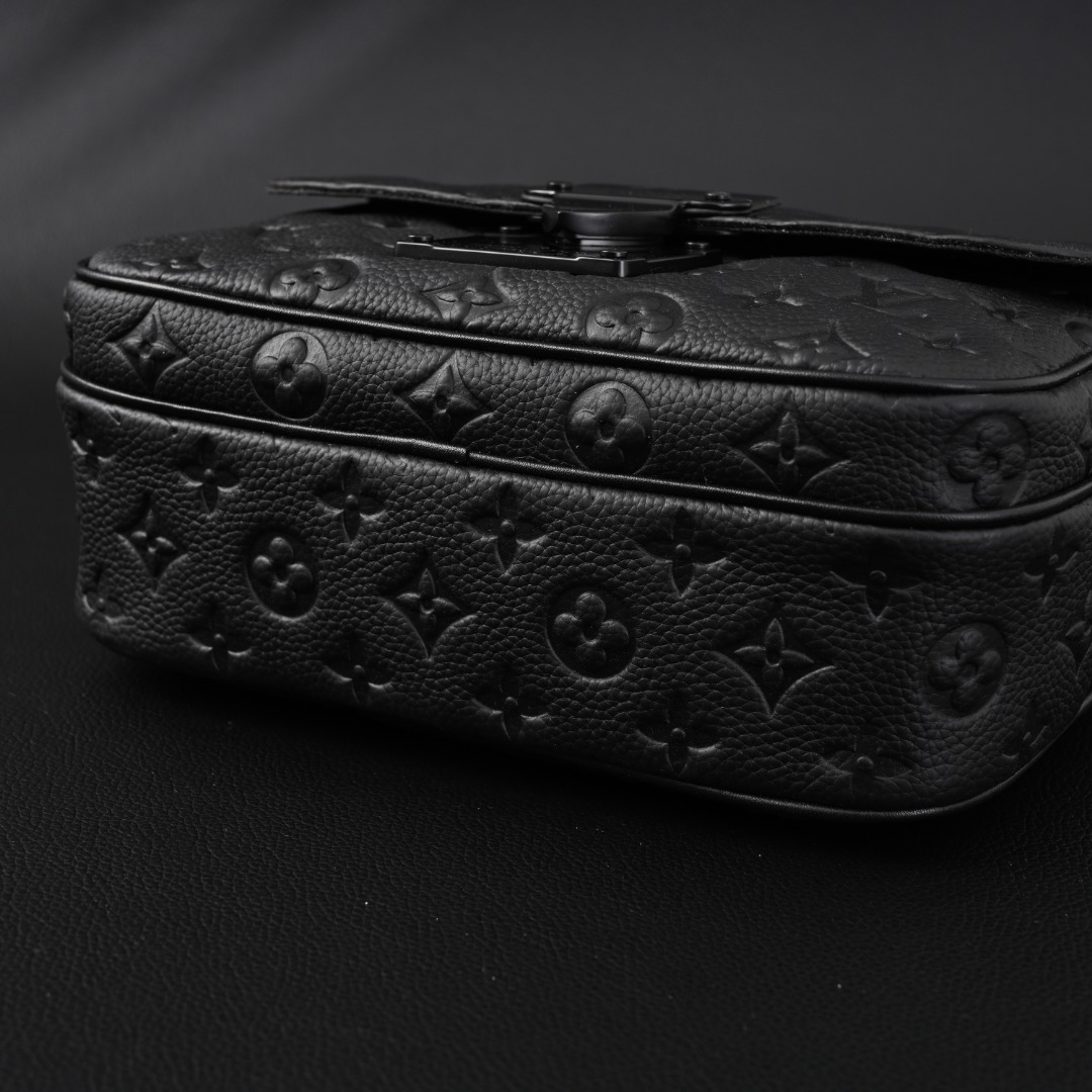 LOUIS VUITTON路易威登LV S Lock邮差包磁扣宽肩带斜挎包M58489  细节参考
LV包包