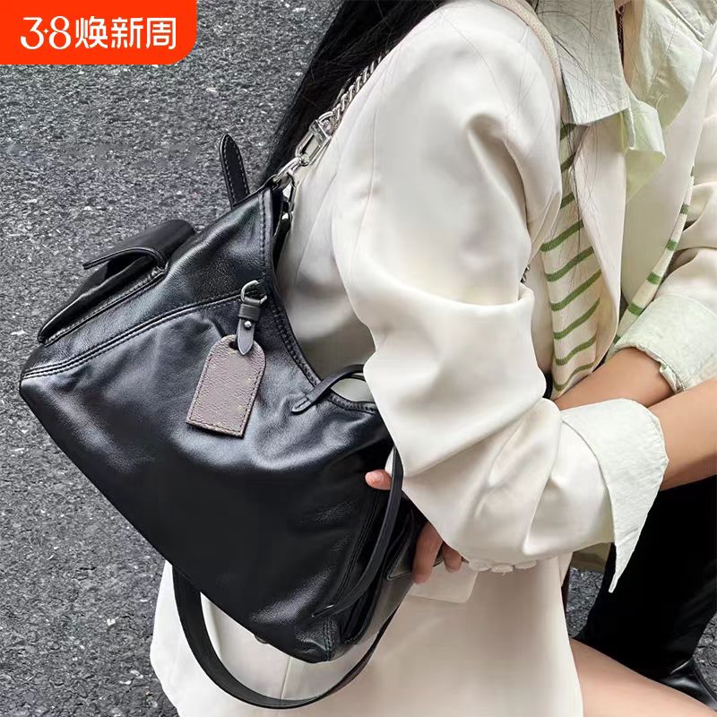 LOUIS VUITTON LV CARRYCALL 黑武士 M24861 上身参考
LV包包
