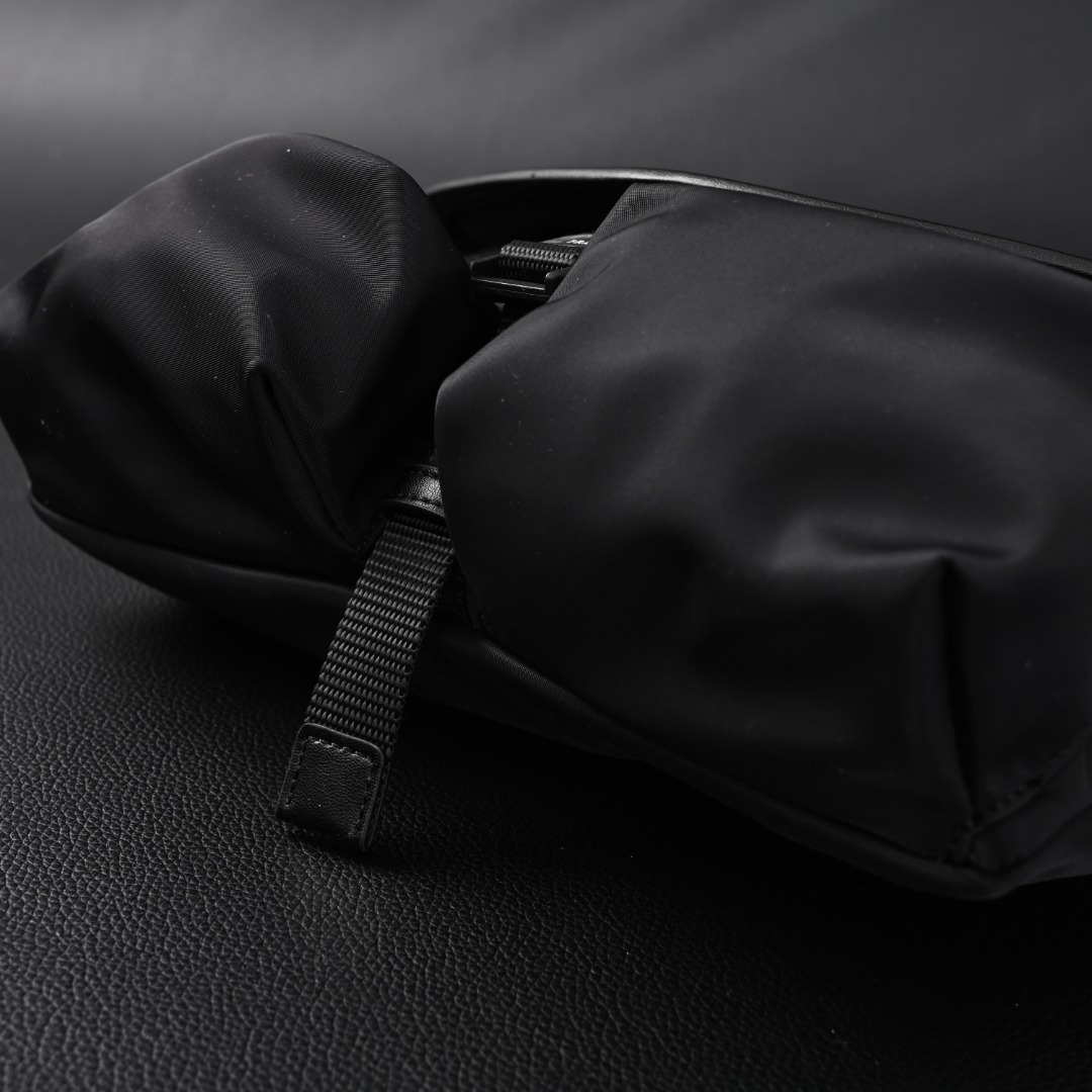 PRADA普拉达PRD 多功能尼龙面料腰包胸包 细节参考
普拉达包包