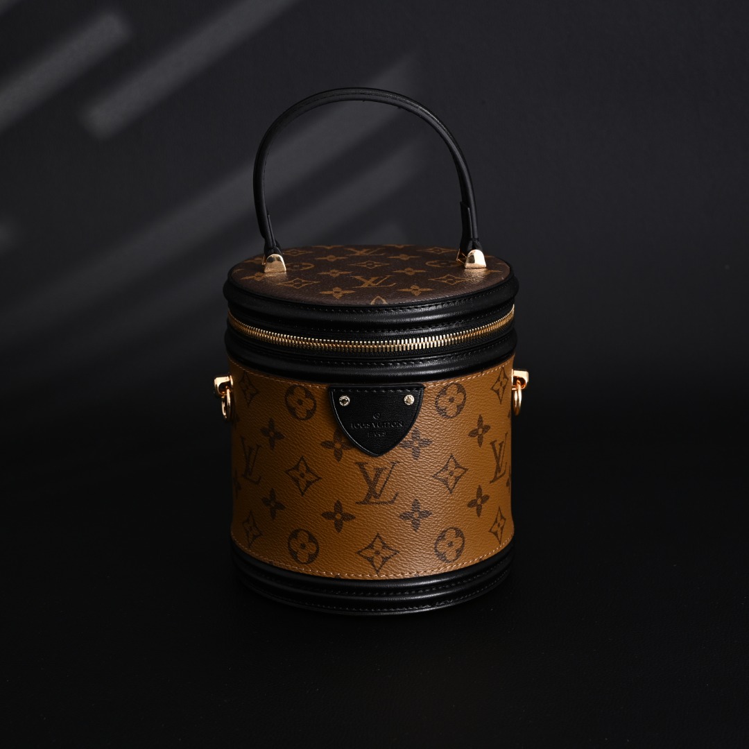 本地自取💰360
LOUIS VUITTON LV Cannes 老花拼色圆筒水桶包化妆箱 小号
#原单版本
客供进口五金件，采用真空电镀的工艺表面光滑细腻、饱满圆润重量感十足不同角度看完全没有任何瑕疵自然沉稳、不易氧化褪色。
Size：15*17*15
LV包包