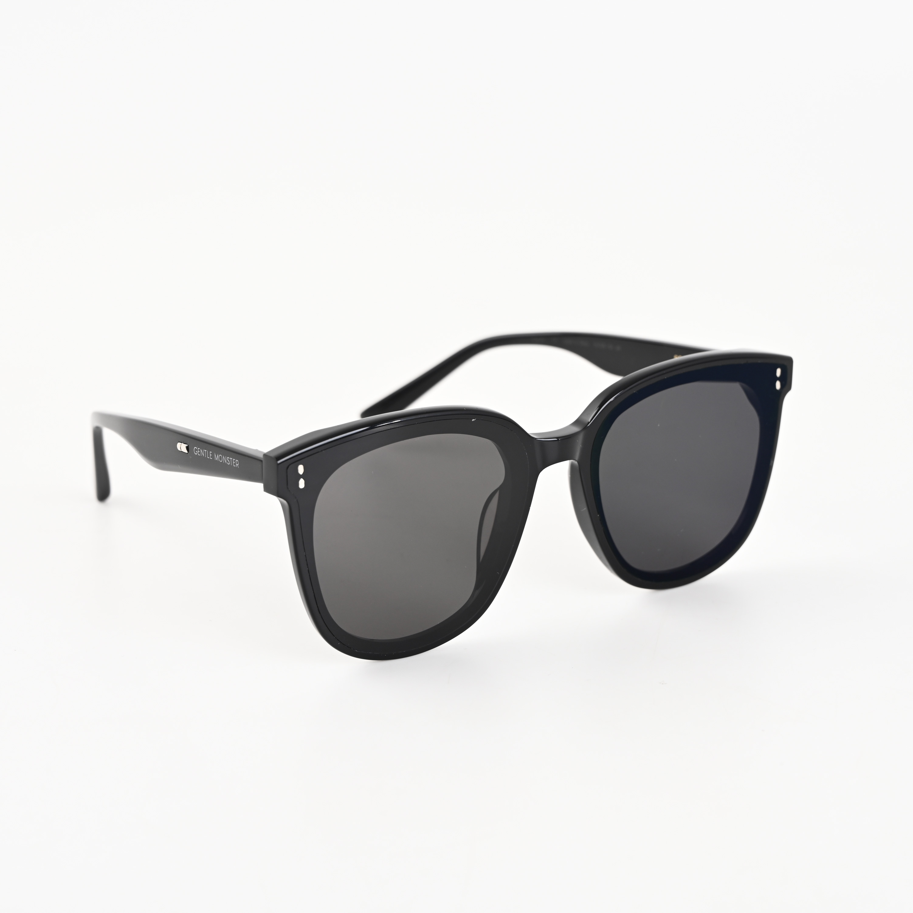 Gentle Monster GM ROSY系列眼镜 代购指定版本,代工厂出品,专柜全套包装,蔡司镜片,Qc质检全程把关,检验合格方可上线,合格标签皆为专柜同步,官方售价:1800+ 代购打折1200左右 口17-136 温馨提示:退换如包装损坏扣除30