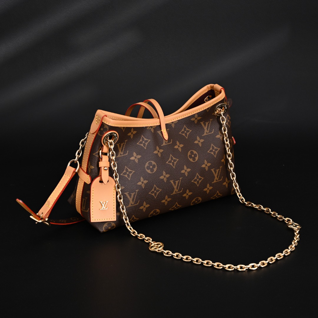 本地自取💰380
Louis Vuitton LV 路易威登单肩包经典老花帆布CARRYALL BB链条包新款M13014
#老花芯片版
本款CarryAlBB Hl手袋取材Monogram帆布,为耀目链条点缀Monogram花卉,以潮流之姿点亮昼夜场合。皮革名牌与系带开合相得益彰,拉链内袋方便日常取用信用卡。
Size:26×17x10
LV包包