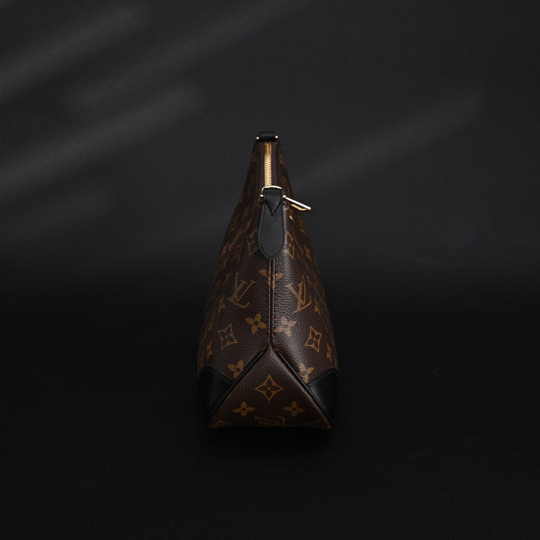 本地自取💰370
LOUIS VUITTON路易威登LV Boulogne老花黑牛角包腋下单肩斜挎包 芯片款M45831
LV 黑牛角,它的外观设计简直无敌,经典老花搭配黑色皮革饰边,时髦又百搭。流畅的线条和独特的牛角包型,让整体造型极具辨识度,背上它瞬间成为人群焦点,无论是日常通勤还是参加聚会,都适配度满分。容量超感人,内部空间合理规划,手机、钱包、化妆品、钥匙等日常物品轻松收纳,还有剩余空间。贴心的内袋设计,方便分类存放小物件,找东西一目了然,实用性拉满。材质方面,老花帆布耐磨抗造,日常使用的小摩擦根本不用担心。五金配件质感十足,光泽度好,开合顺畅,彰显大牌品质。而且,它的肩带可调节,单肩、斜挎都很舒适,长时间背也不会觉得累。从设计、品质和实用性综合考量,它真的值这个价。LV黑牛角千万别错过,买了绝不后悔
Size :29x16x9.5CM
LV包包