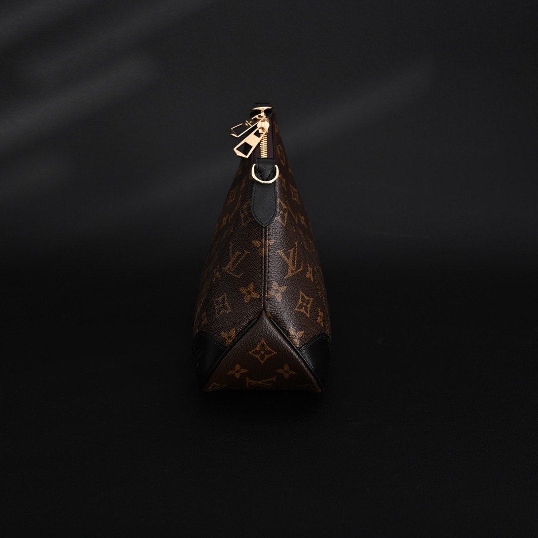 本地自取💰370
LOUIS VUITTON路易威登LV Boulogne老花黑牛角包腋下单肩斜挎包 芯片款M45831
LV 黑牛角,它的外观设计简直无敌,经典老花搭配黑色皮革饰边,时髦又百搭。流畅的线条和独特的牛角包型,让整体造型极具辨识度,背上它瞬间成为人群焦点,无论是日常通勤还是参加聚会,都适配度满分。容量超感人,内部空间合理规划,手机、钱包、化妆品、钥匙等日常物品轻松收纳,还有剩余空间。贴心的内袋设计,方便分类存放小物件,找东西一目了然,实用性拉满。材质方面,老花帆布耐磨抗造,日常使用的小摩擦根本不用担心。五金配件质感十足,光泽度好,开合顺畅,彰显大牌品质。而且,它的肩带可调节,单肩、斜挎都很舒适,长时间背也不会觉得累。从设计、品质和实用性综合考量,它真的值这个价。LV黑牛角千万别错过,买了绝不后悔
Size :29x16x9.5CM
LV包包