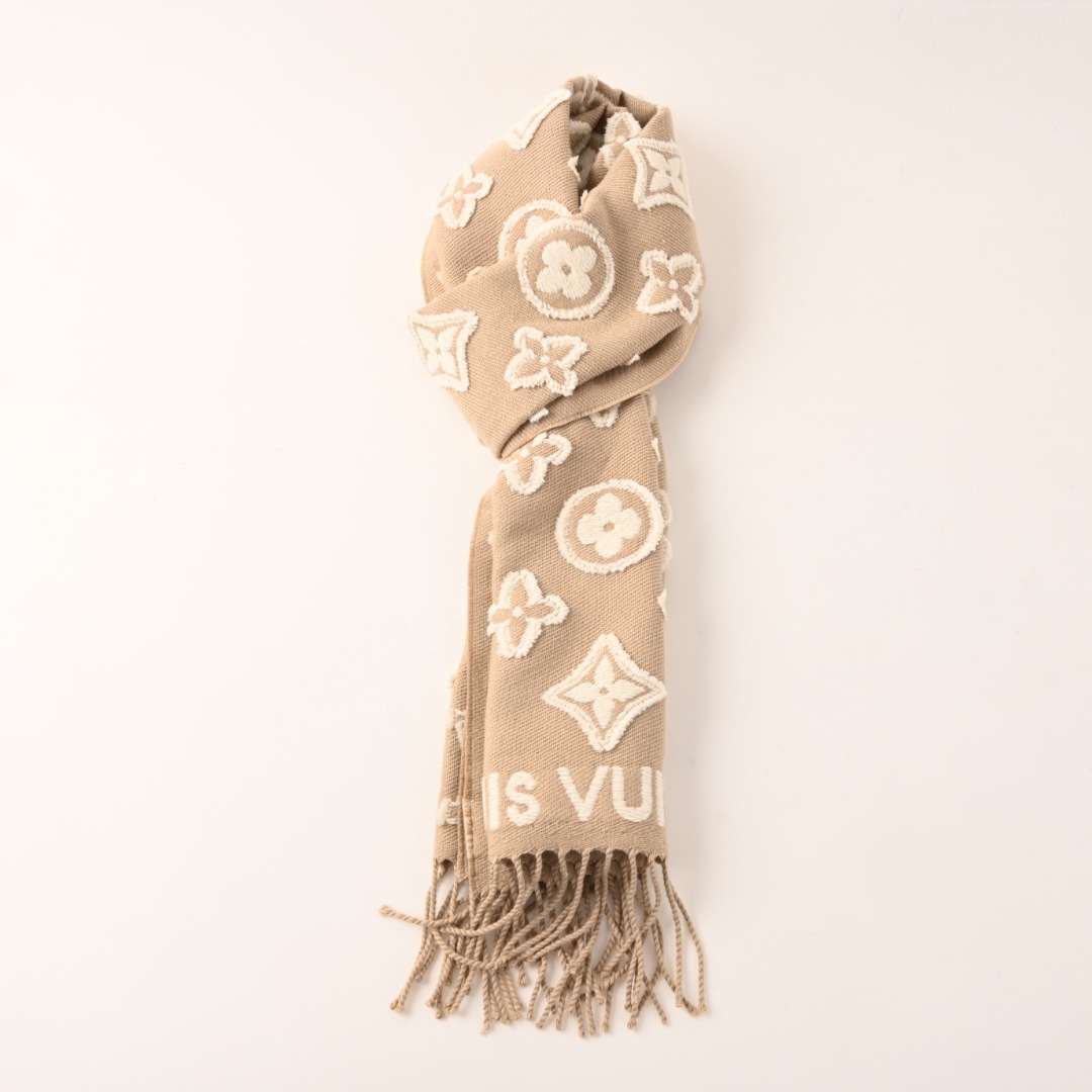 本地自取💰310
Louis Vuitton LV 3D浮雕羊毛流苏长围巾
最新同步上新 立体浮雕logo 超级拉风 厚实蓬松 原版原标 上身效果很好看 不分男女 好打理 羊毛材料 同步全套包装
Size: 32*180
LV围巾