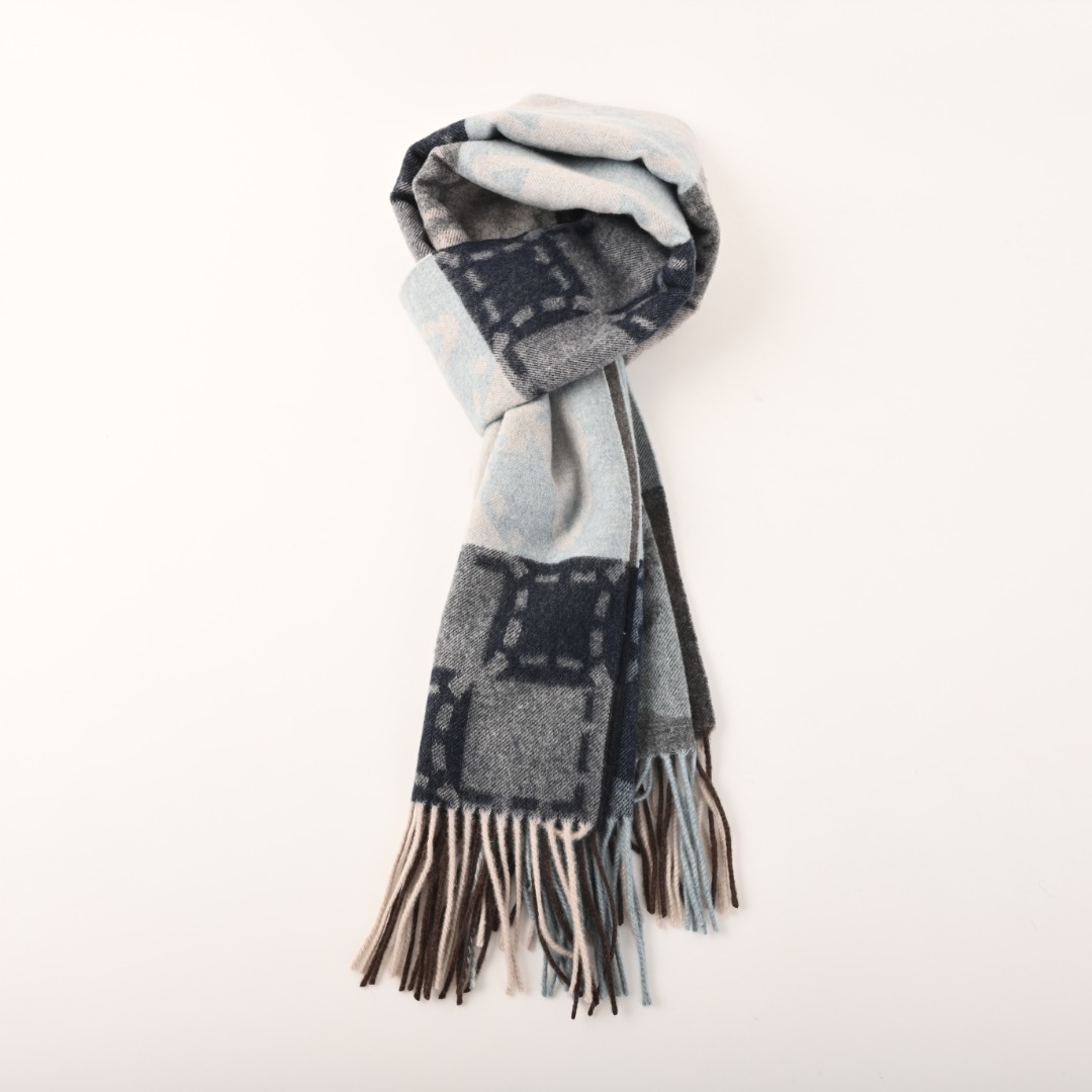 本地自取💰260 Vivienne Westwood西太后 撞色土星羊绒羊毛流苏长围巾 大土星新款围巾 vivienne westwood西太后土星 英国时装设计师,时装的朋克之母!时尚潮流风格,品质强大,超美的设计!简约大气刺绣Logo‼精致💎这个款不用担心不好看,因为经典的元素洋气的新设计!赠礼的完美之选,充分展现个性风范。品质非常整个首饰给人大牌气场的同时又非常精致,让整个人的层次提升好几个level💟绝对值得入手‼️ Size:50*180 西太后围巾