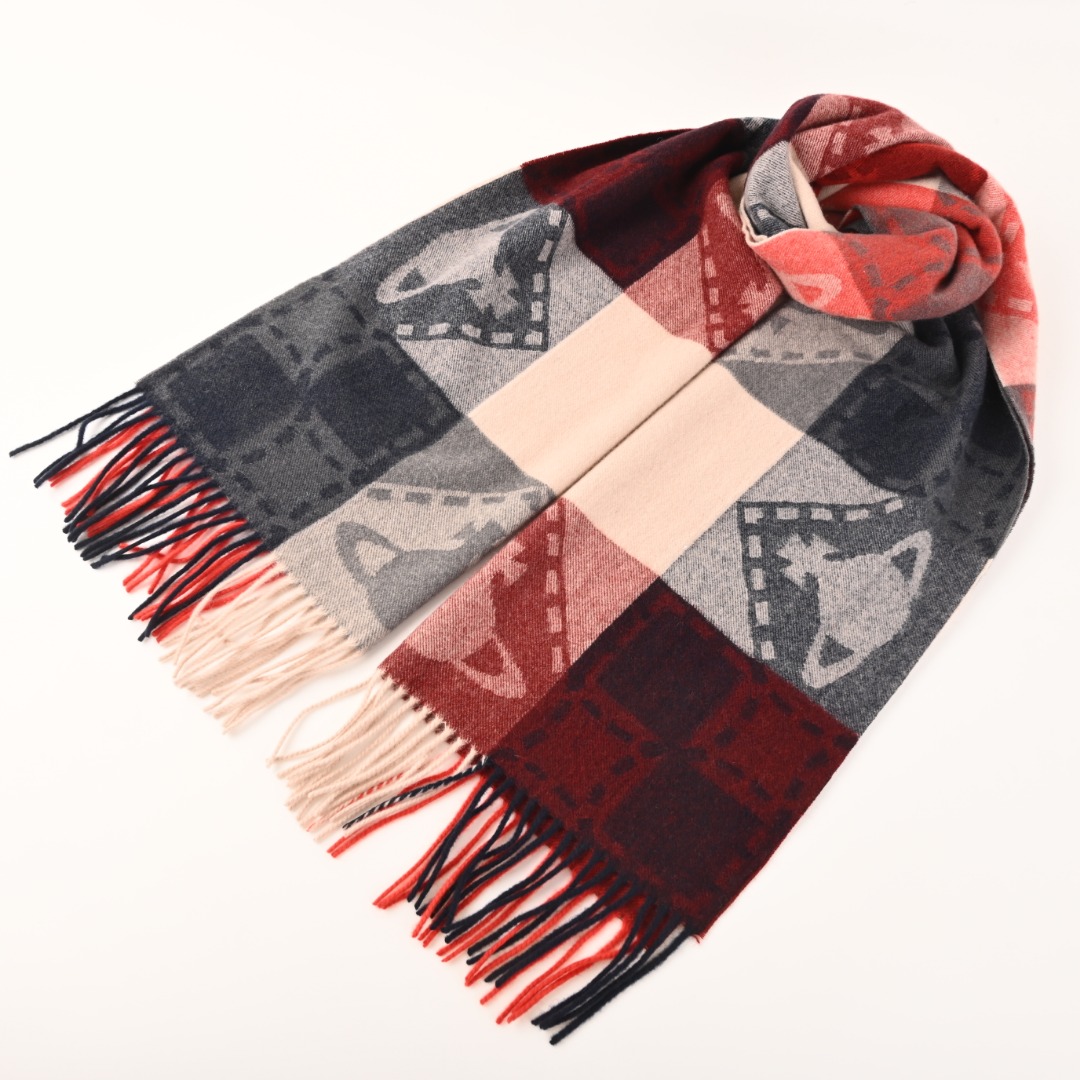 本地自取💰260 Vivienne Westwood西太后 撞色土星羊绒羊毛流苏长围巾 大土星新款围巾 vivienne westwood西太后土星 英国时装设计师,时装的朋克之母!时尚潮流风格,品质强大,超美的设计!简约大气刺绣Logo‼精致💎这个款不用担心不好看,因为经典的元素洋气的新设计!赠礼的完美之选,充分展现个性风范。品质非常整个首饰给人大牌气场的同时又非常精致,让整个人的层次提升好几个level💟绝对值得入手‼️ Size:50*180 西太后围巾