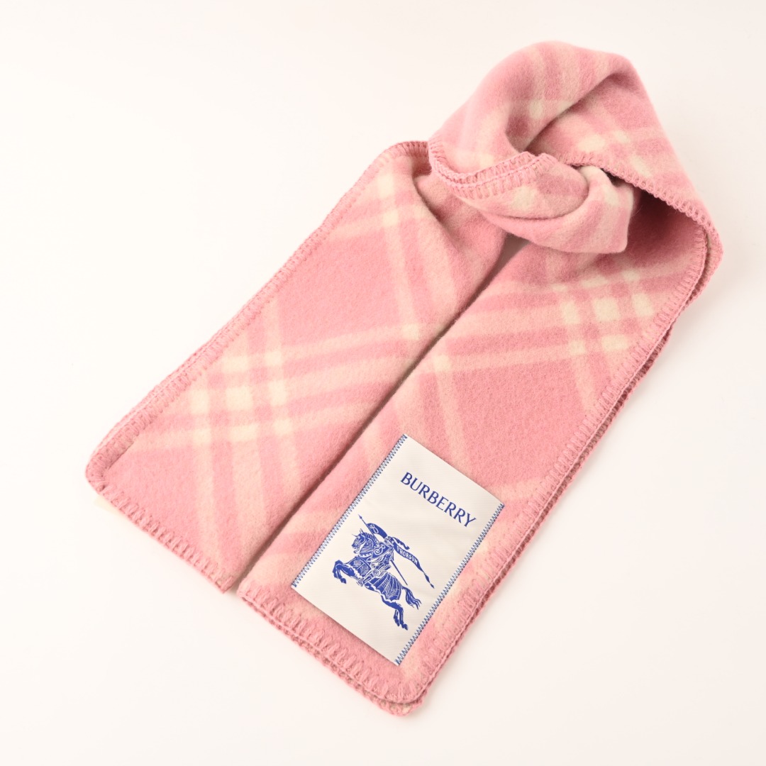 本地自取💰280
BURBERRY巴宝莉BBR  菱格纹方标战马羊毛围巾
羊绒羊毛材质，1：1针织满印图案，标配全套包装
Size：30*182CM